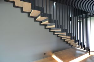 10x130 mm sik-sak konstruktsiooniga trepp