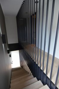 Metalltrepp tammest astmetega