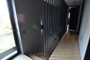 Metalltrepp tammest astmetega