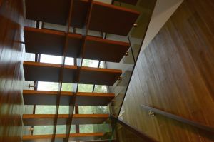 Metalltrepp kaetud puidust astmetega.