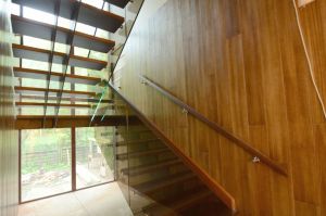 Metalltrepp kaetud puidust astmetega.