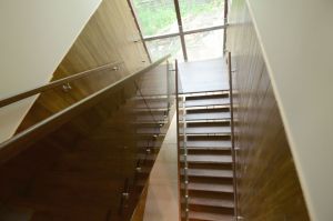 Metalltrepp kaetud puidust astmetega.