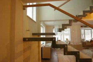 12x100mm metallleht mille vahel tamme liimpuidust astmed, piirdeks 12 mm karastatud klaas.