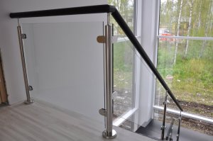 42,4mm rst torust piirdepostid nende vahel kirgas karastatud klaas, peal tammest käsipuu