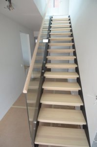 6 mm lehtmetall, nende vahel valgeks peitsitud saare liimpuidust astmed