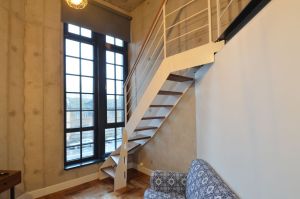 6 mm paksune terasleht mille vahel tamme liimpuidust astmed