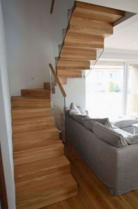 U-trepp. Astmed ja varvaslauad 78 mm paksusest tamme liimpuidus