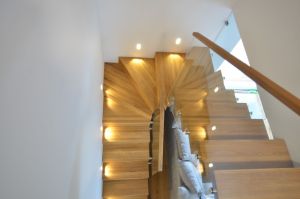 U-trepp. Astmed ja varvaslauad 78 mm paksusest tamme liimpuidus