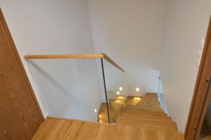 U-trepp. Astmed ja varvaslauad 78 mm paksusest tamme liimpuidus