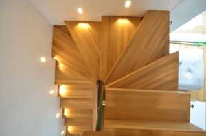 U-trepp. Astmed ja varvaslauad 78 mm paksusest tamme liimpuidus