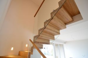 U-trepp. Astmed ja varvaslauad 78 mm paksusest tamme liimpuidus