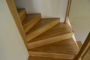 tammeastmetega trepp