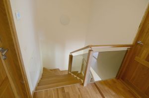 tammeastmetega trepp