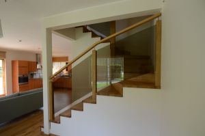 Tammest pöördastmetega puittrepp