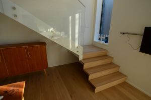 Tammeastmetega metalltrepp.