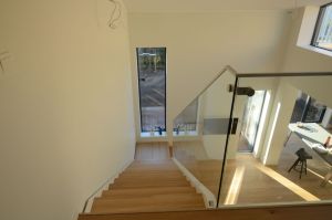 Tammeastmetega metalltrepp.