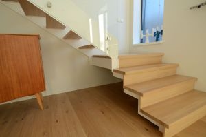 Tammeastmetega metalltrepp.