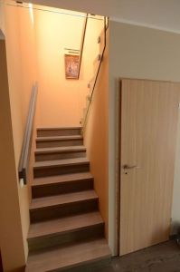 Astmed tamme liimpuidust paigaldatud metallist konstruktsiooni peale.