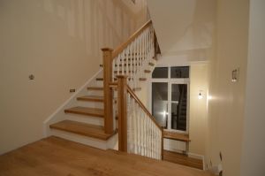 Betoontrepp kaetud tamme liimpuidust astmete ja värvitud mdf-ist varvaslaudadega.