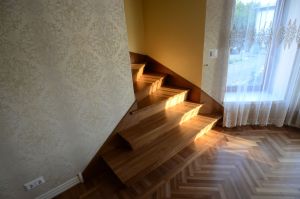 Betoontrepp,kaetud tamme liimpuidust varvaslaudade ja astmetega.