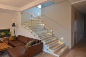 Betoontrepp kaetud 40 mm paksuste tamme liimpuidust astmetega