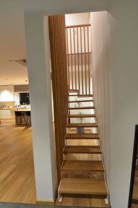 Metalltrepp, tamme liimpuidust astmetega.