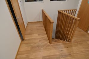 Metalltrepp, tamme liimpuidust astmetega.