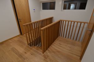 Metalltrepp, tamme liimpuidust astmetega.