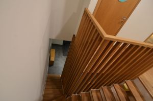 Metalltrepp, tamme liimpuidust astmetega.