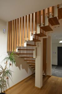 Metalltrepp, tamme liimpuidust astmetega.