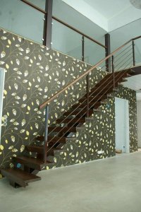 Happega roostetatud metalltala 200x100 mm peal tammest astmed.