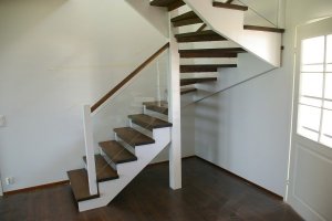 HDF plaadiga kaetud põsepuud värvitud poolmatt valge värviga. Astmet õlitatud toonitud õliga,käsipuu postide vahel kirgas 8 mm karastatud klaas.