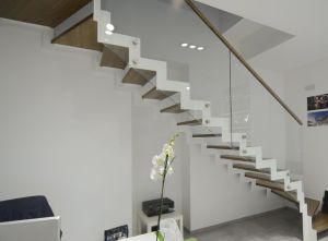 Metalltrepp, kandekonstruktsioon 10x100 mm sk-sak teraslehest, astmed tamme liimpuidust, piirdeks kirgas karastatud 12 klaas.