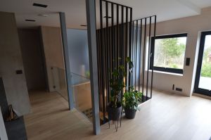 Metalltrepp tamme liimpuidust astmetega.