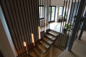 Kandekonstruktsioon 10 mm paksusest teraslehest mille alumine pool on sirge, pealmine sik-sakis