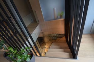 Metalltrepp tamme liimpuidust astmetega.