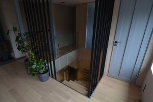 Metalltrepp tamme liimpuidust astmetega.