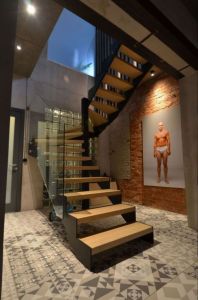 Metalltrepp tamme liimpuidust astmetega.