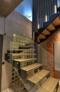 Metalltrepp tamme liimpuidust astmetega.