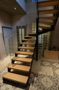 Metalltrepp tamme liimpuidust astmetega.