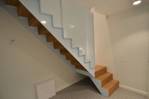 Metalltrepp tammest astmete ja varvaslaudadega.