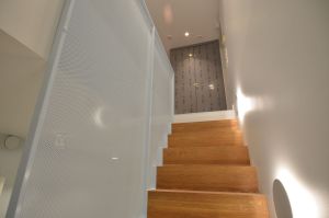 Metalltrepp tammest astmete ja varvaslaudadega.