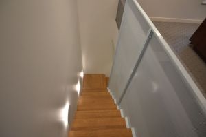 Metalltrepp tammest astmete ja varvaslaudadega.