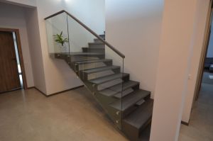 Kandekonstruktsioon 10 mm teraslehest. Astmed ja varvaslauad tamme liimpuidust