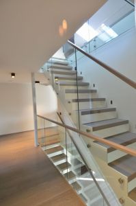 Metalltrepp, tammest astmetega.