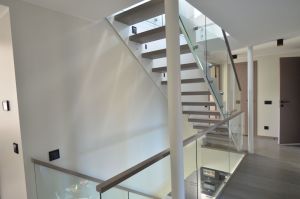 Metalltrepp, tammest astmetega.