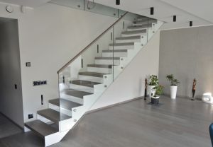 Kandekonstruktsioon 10 mm teraslehest astmed tamme liimpuidust 60 mm paksused. Piireteks kirgas karastatud 12 mm klaas. 