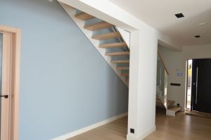 Kandekonstruktsioon 10 mm teraslehest astmed tamme liimpuidust, paksusega 60 mm. Piireteks kirgas karastatud klaas.