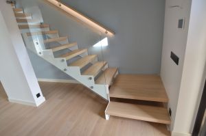 Metalltrepp tammest astmetega.