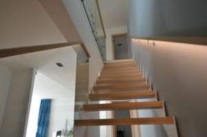 Metalltrepp tammest astmetega.